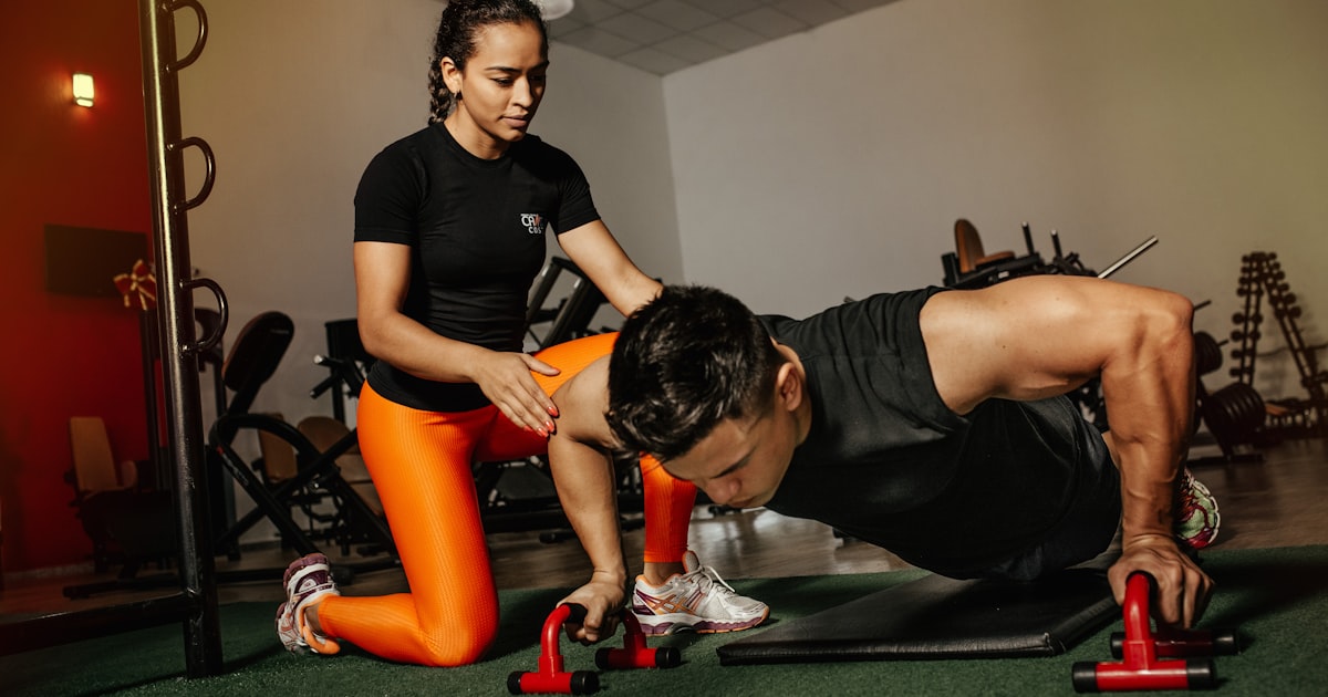 Personne faisant des exercices au poids du corps à la maison
