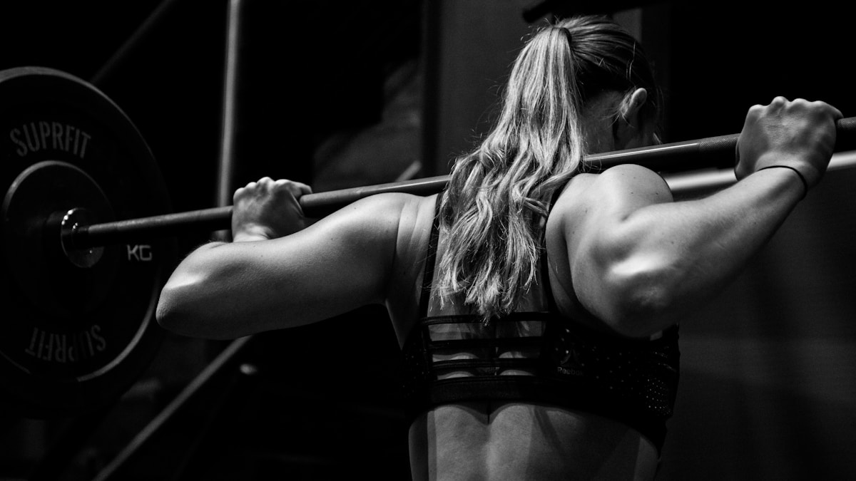 Sportif en musculation : les besoins en protéines varient selon l'âge, le sexe et l'objectif d'entraînement