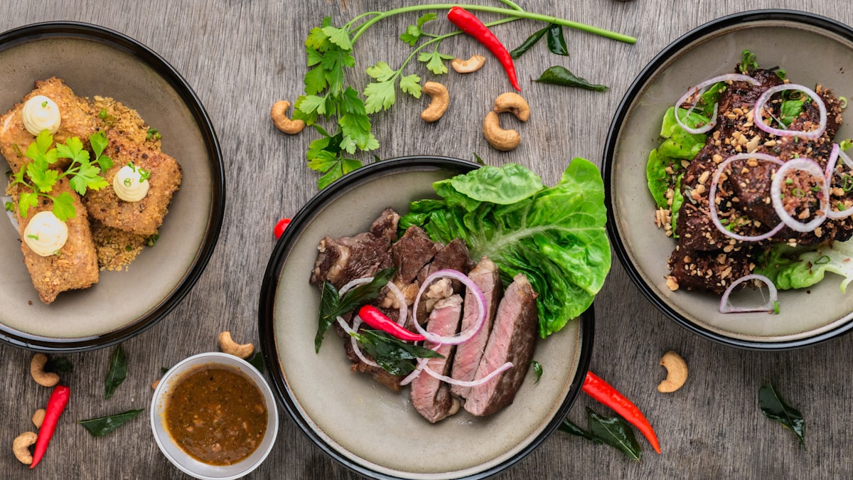Meilleures sources de protéines naturelles animales et végétales : viande, œufs, légumineuses, tofu, fromage blanc